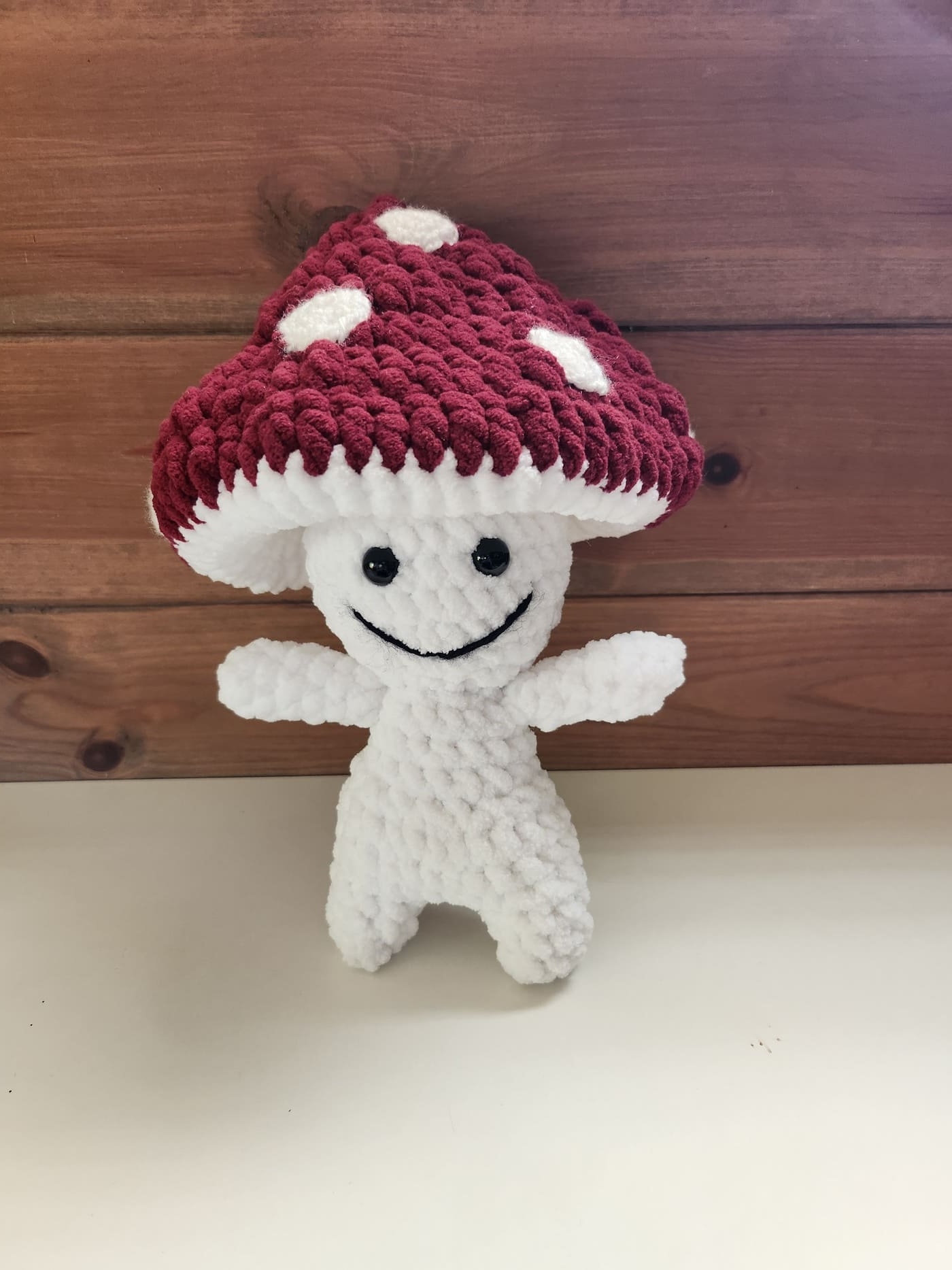 Horgolt vidám gomba figura